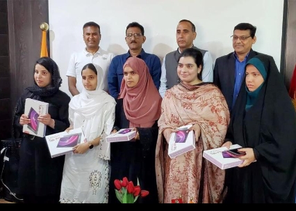 शहीद जवानों की बेटियों को भेंट किए आईपैड- अथर्व फाउंडेशन अध्यक्ष सुनील राणे की पहल