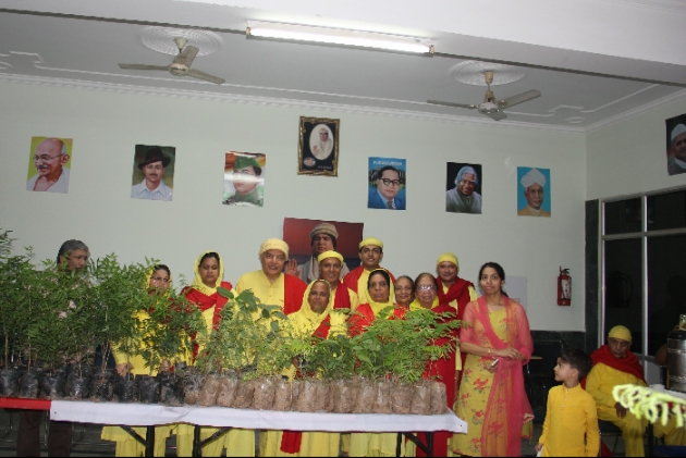 विश्वास फाउंडेशन ने गुरुपूर्णिमा के पावन अवसर पर 250 पौधे वितरण किए