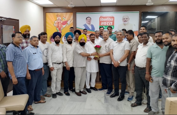 स्कूल ऑटो चालकों की समस्याओं को लेकर भाजपा अध्यक्ष जितेंद्र पाल मल्होत्रा ने अधिकारियों से मुलाकात की