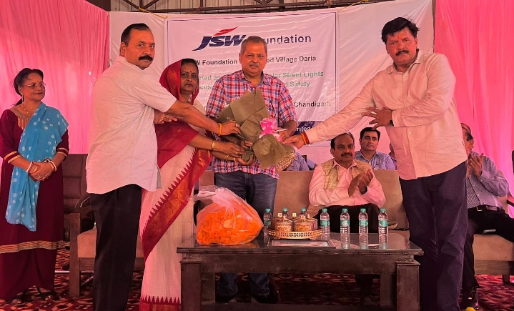 गाँव दरिया में जेएसडब्ल्यू सीएसआर फाउंडेशन द्वारा 10 लाख की लागत से लगवाई गई  सोलर लाइट्स