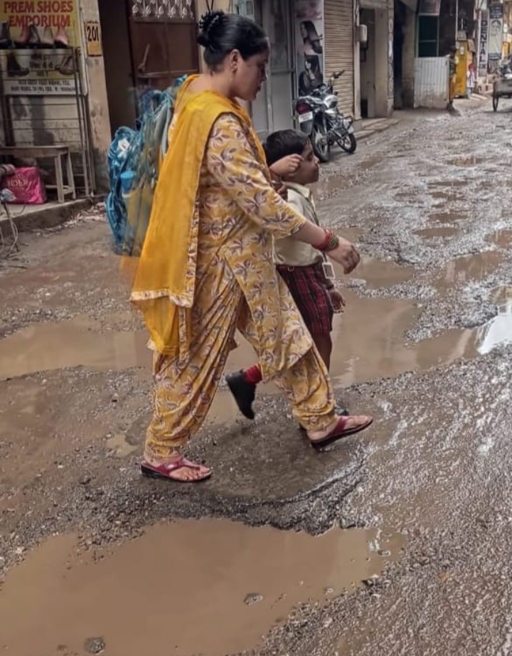 चंडीगढ़ की सड़कों की बदहाली पर कांग्रेस नेता नरेंद्र चौधरी ने जताई चिंता