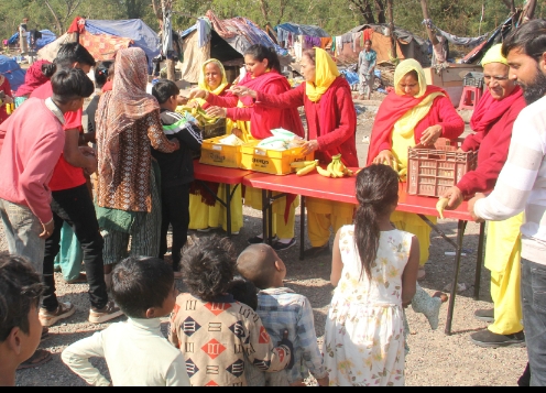 महाशिवरात्रि के पावन पर्व पर विश्वास फाउंडेशन द्वारा निर्धनों के बीच फल एवं दूध का वितरण