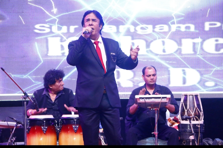 सुर संगम की सुरमयी सदाबहार नगमों से गूंज उठा इंद्रधनुष ऑडिटोरियम