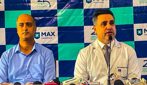 मैक्स हॉस्पिटल ने नी-रिप्लेसमेंट में एआई और 3डी तकनीक का बारे मे जानकारी सांझी की