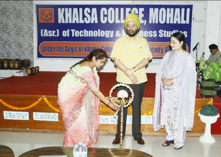 खालसा कॉलेज में वार्षिक पुरस्कार वितरण समारोह आयोजित