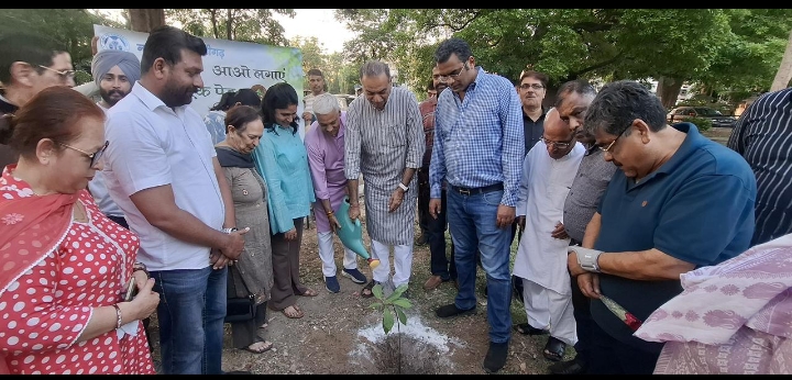संजय टंडन ने चंडीगढ़ में वृक्षारोपण अभियान का नेतृत्व किया
