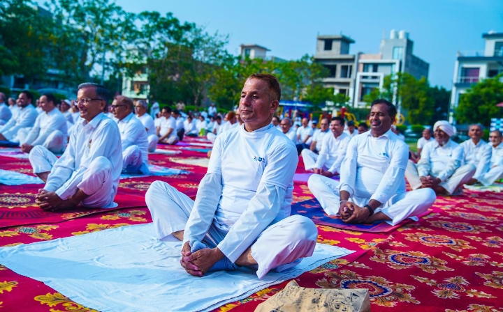 मैक्स अस्पताल द्वारा योग दिवस कार्यक्रम आयोजित